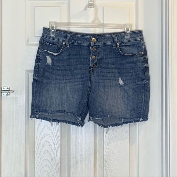 Maurice’s Distressed Button Fly Jean Shorts Size 14 - Picture 1 of 9